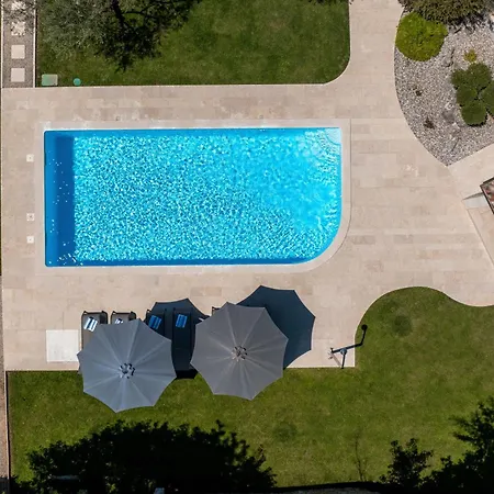 Gemini Mit Salzwasserpool Und Garten Semesterbostad