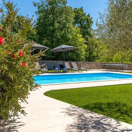 Vakantiehuis Gemini Mit Salzwasserpool Und Garten